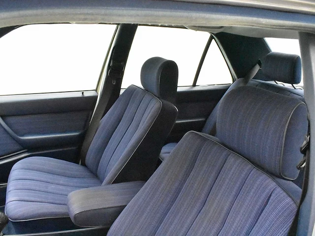 Mercedes benz 230e - afbeelding 13 van  44