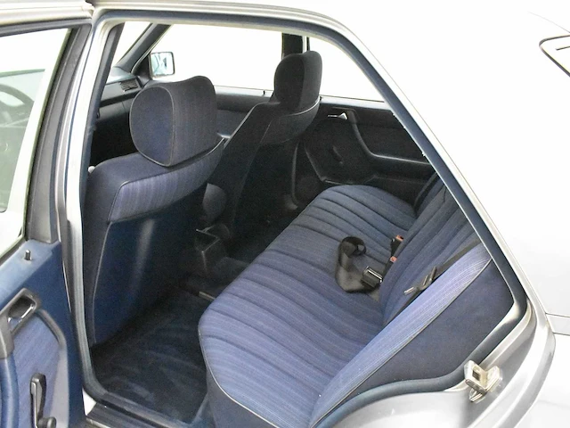 Mercedes benz 230e - afbeelding 14 van  44