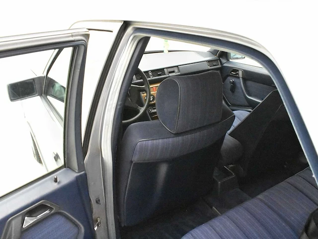 Mercedes benz 230e - afbeelding 15 van  44