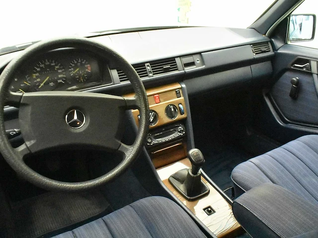 Mercedes benz 230e - afbeelding 16 van  44