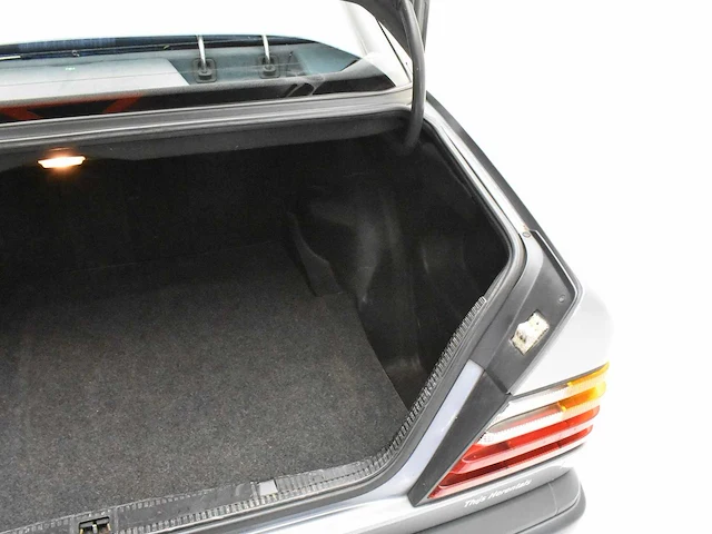 Mercedes benz 230e - afbeelding 19 van  44
