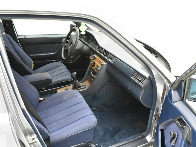 Mercedes benz 230e - afbeelding 22 van  44