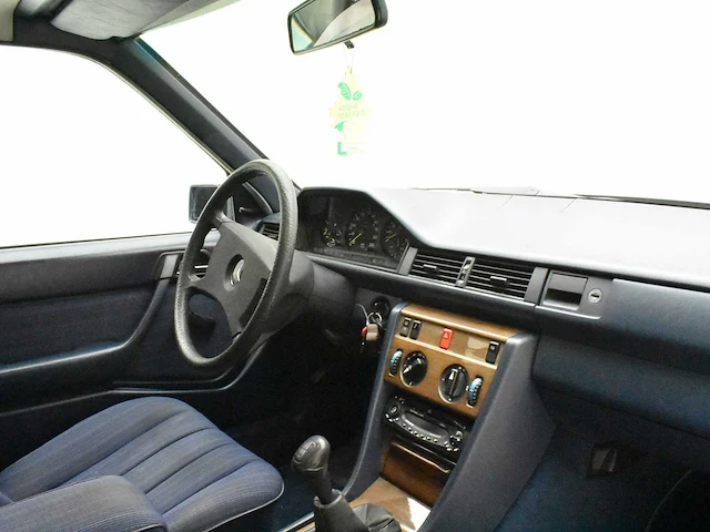 Mercedes benz 230e - afbeelding 24 van  44