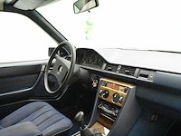 Mercedes benz 230e - afbeelding 24 van  44
