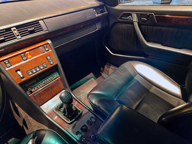 Mercedes-benz 300 ce -24 cabriolet - afbeelding 29 van  46