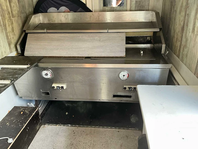Mercedes-benz foodtruck - afbeelding 3 van  14