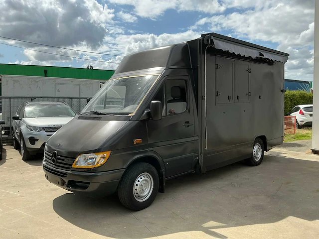 Mercedes-benz foodtruck - afbeelding 1 van  14