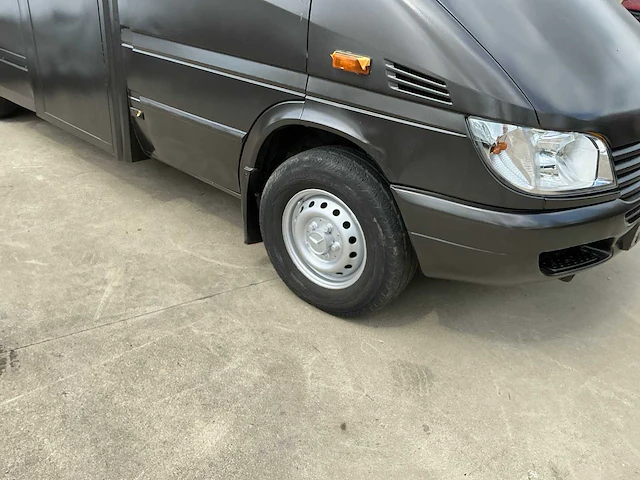 Mercedes-benz foodtruck - afbeelding 9 van  14