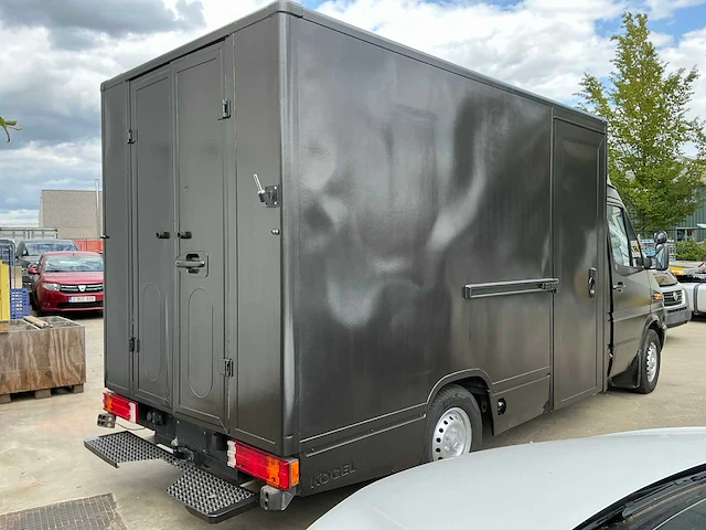 Mercedes-benz foodtruck - afbeelding 10 van  14