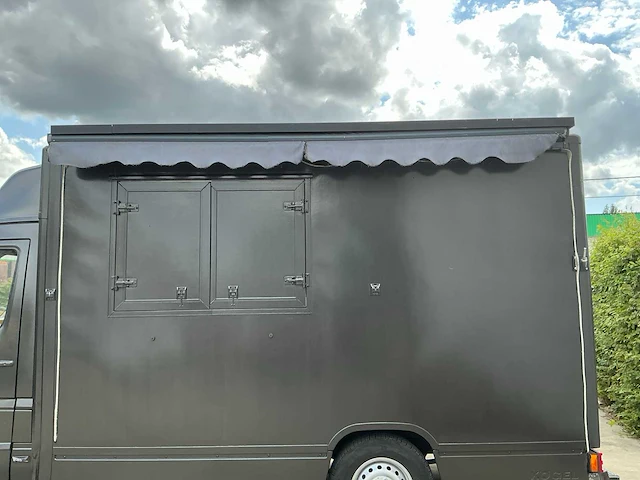 Mercedes-benz foodtruck - afbeelding 12 van  14