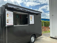 Mercedes-benz foodtruck - afbeelding 13 van  14