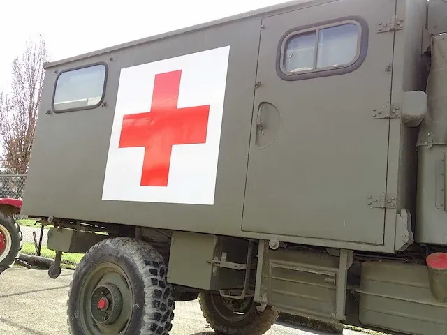 Mercedes-benz unimog (404) 'army ambulance' - afbeelding 10 van  46