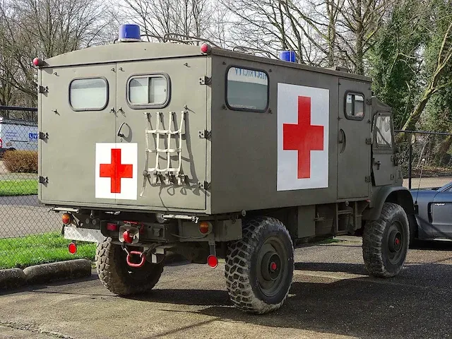 Mercedes-benz unimog (404) 'army ambulance' - afbeelding 23 van  46