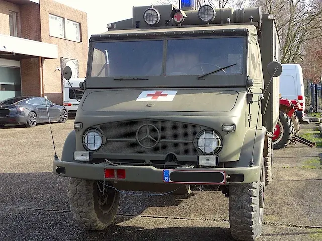 Mercedes-benz unimog (404) 'army ambulance' - afbeelding 42 van  46