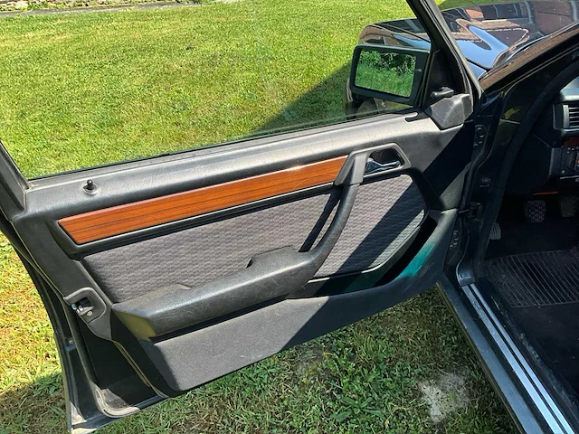 Mercedes e300w124 voorouders uit 1990 - afbeelding 6 van  59