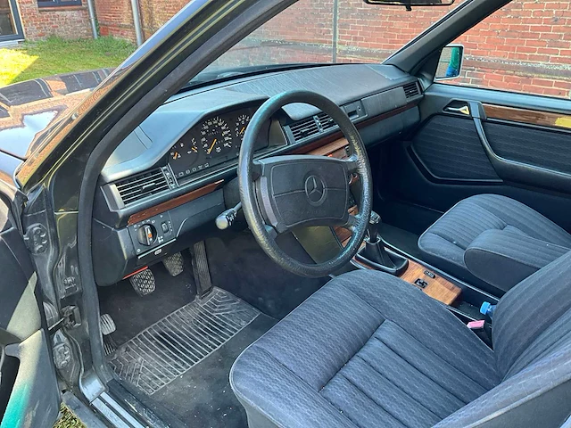Mercedes e300w124 voorouders uit 1990 - afbeelding 7 van  59