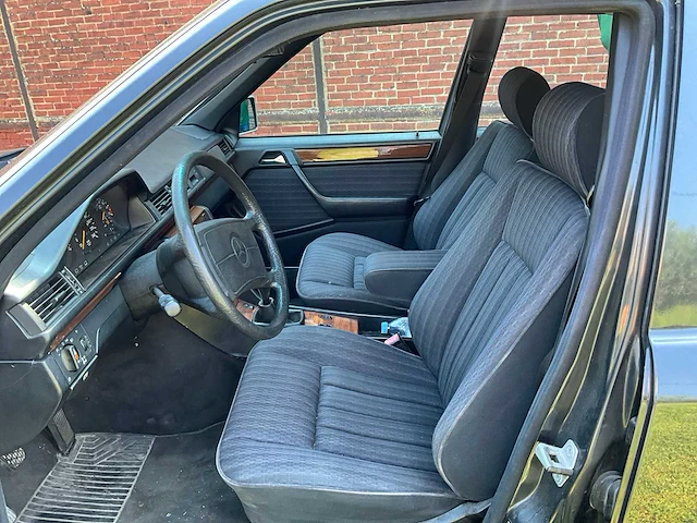 Mercedes e300w124 voorouders uit 1990 - afbeelding 8 van  59