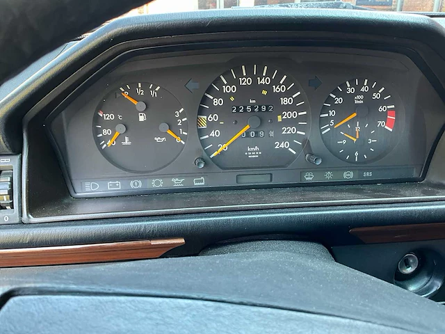Mercedes e300w124 voorouders uit 1990 - afbeelding 13 van  59