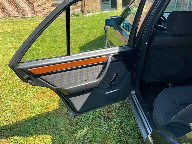 Mercedes e300w124 voorouders uit 1990 - afbeelding 15 van  59