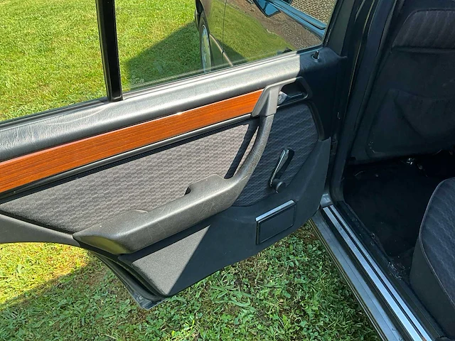 Mercedes e300w124 voorouders uit 1990 - afbeelding 16 van  59
