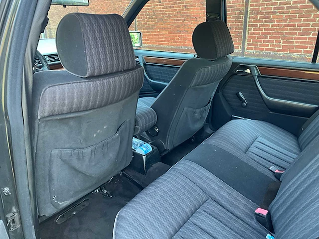 Mercedes e300w124 voorouders uit 1990 - afbeelding 18 van  59