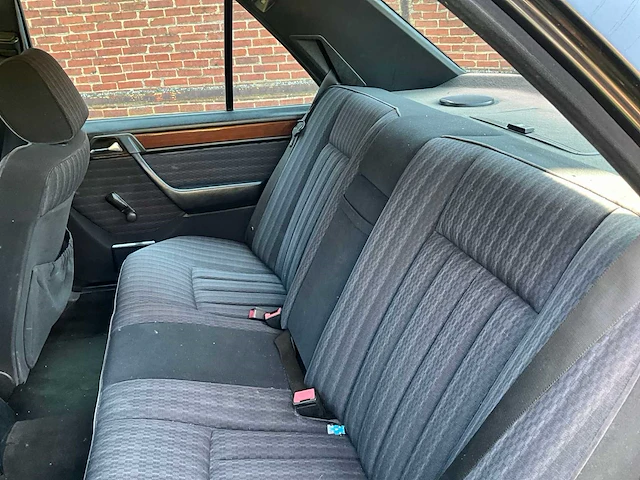 Mercedes e300w124 voorouders uit 1990 - afbeelding 19 van  59
