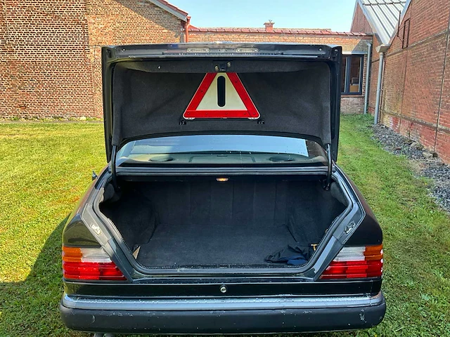 Mercedes e300w124 voorouders uit 1990 - afbeelding 20 van  59