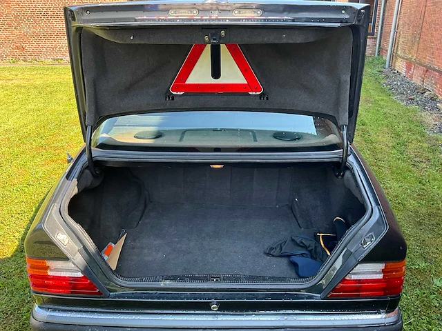 Mercedes e300w124 voorouders uit 1990 - afbeelding 21 van  59