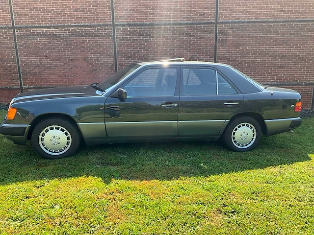 Mercedes e300w124 voorouders uit 1990 - afbeelding 12 van  59