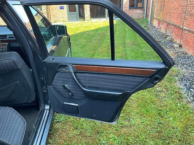 Mercedes e300w124 voorouders uit 1990 - afbeelding 24 van  59
