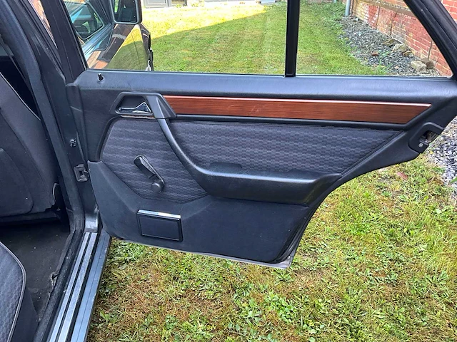 Mercedes e300w124 voorouders uit 1990 - afbeelding 25 van  59