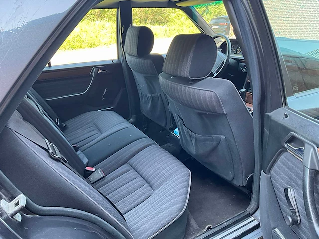 Mercedes e300w124 voorouders uit 1990 - afbeelding 26 van  59