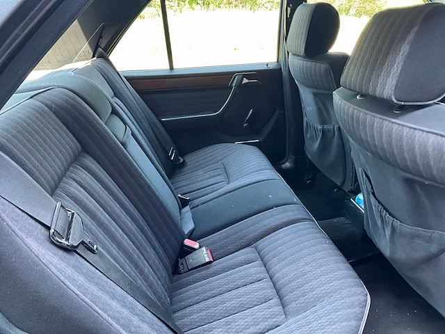 Mercedes e300w124 voorouders uit 1990 - afbeelding 27 van  59