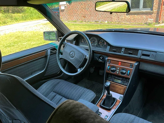 Mercedes e300w124 voorouders uit 1990 - afbeelding 30 van  59