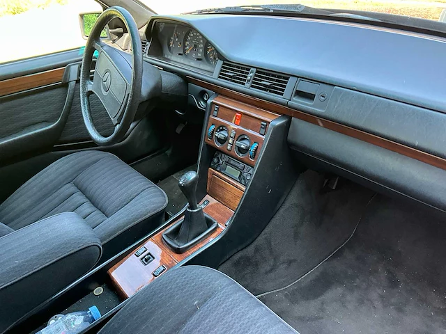Mercedes e300w124 voorouders uit 1990 - afbeelding 32 van  59