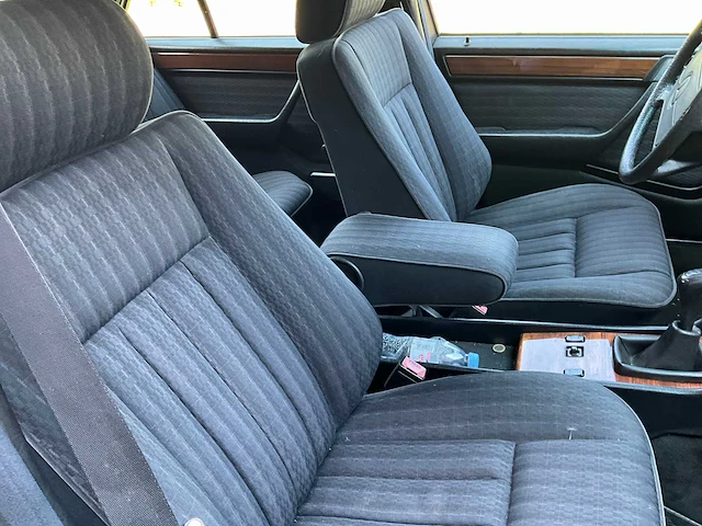 Mercedes e300w124 voorouders uit 1990 - afbeelding 33 van  59