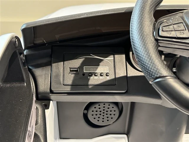 Mercedes glc coupe elektrische kinderauto 12v - wit - afbeelding 8 van  11
