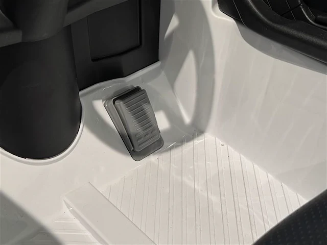 Mercedes glc coupe elektrische kinderauto 12v - wit - afbeelding 9 van  11