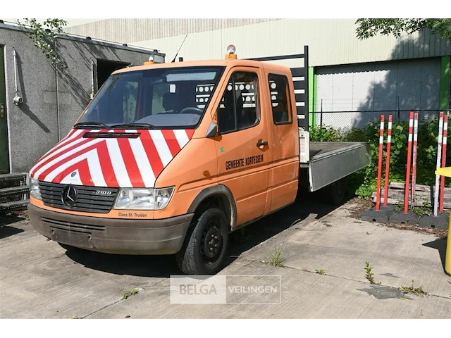 Mercedes lichte vrachtwagen - afbeelding 1 van  17