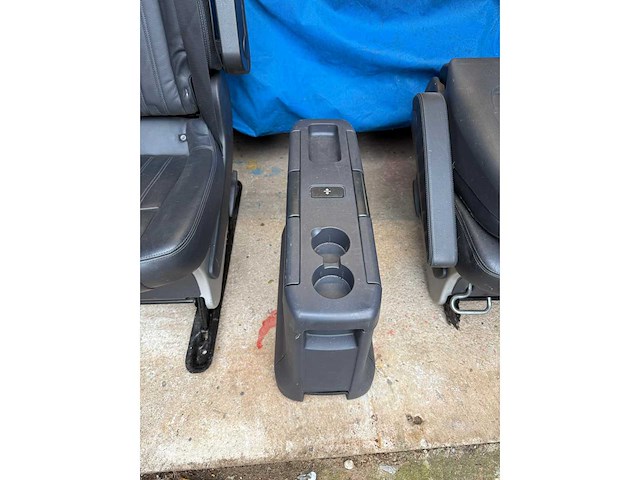 Mercedes viano/vito achterstoelen + uitschuifbare middenconsole/tafel (2x) - afbeelding 2 van  4