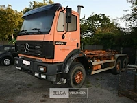 Mercedes vrachtwagen met ajk haakarmsysteem