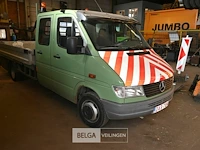 Mercedes vrachtwagen met autolaadkraan