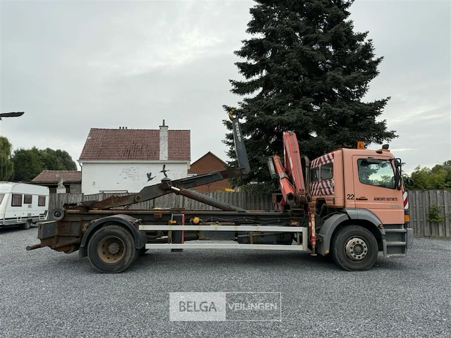 Mercedes vrachtwagen met containersysteem en fassi kraan - afbeelding 13 van  23