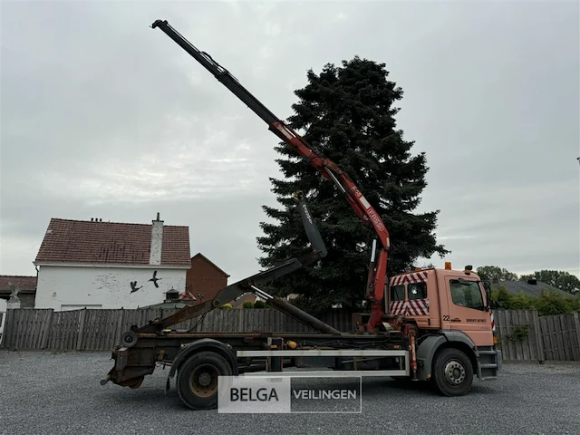 Mercedes vrachtwagen met containersysteem en fassi kraan - afbeelding 16 van  23