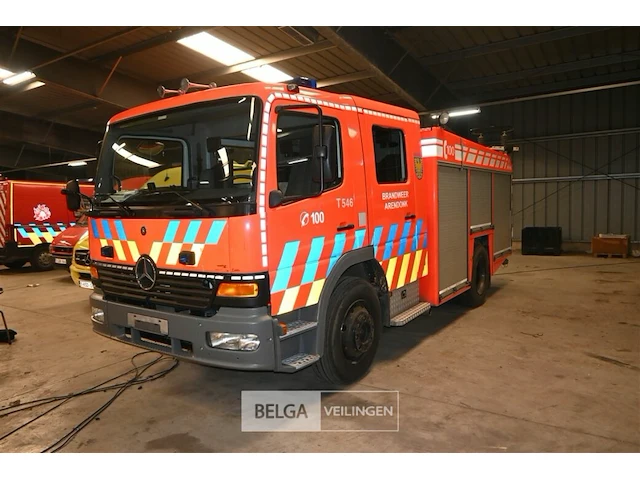 Mercedes vrachtwagen met multifunctionele autopomp brandweer - afbeelding 1 van  42