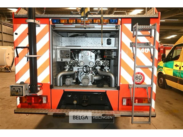 Mercedes vrachtwagen met multifunctionele autopomp brandweer - afbeelding 39 van  42