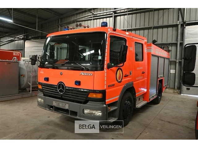 Mercedes vrachtwagen met multifunctionele autopomp brandweer - afbeelding 1 van  44