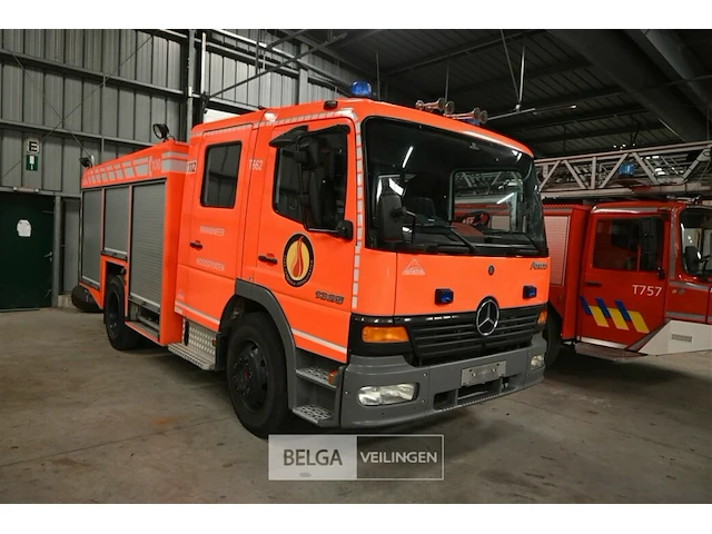 Mercedes vrachtwagen met multifunctionele autopomp brandweer - afbeelding 17 van  44
