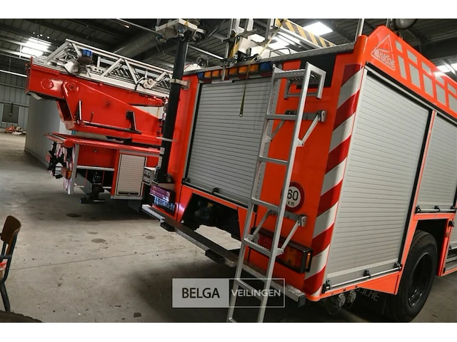 Mercedes vrachtwagen met multifunctionele autopomp brandweer - afbeelding 36 van  44