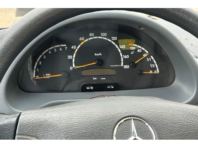 Mercedes vrachtwagen - afbeelding 9 van  13